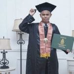 Muhammad Shodiq, mahasiswa jurusan Bimbingan Penyuluhan Islam (BPI), Fakultas Dakwah dan Komunikasi (FDK) berhasil meraih penghargaan skripsi terbaik FDK sedang mengenakan toga.