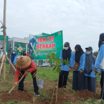 DLH Kota Semarang bersama Tim WeGreen dan Mahasisiwa KKN sedang tanam pohon Jumat (29/10).