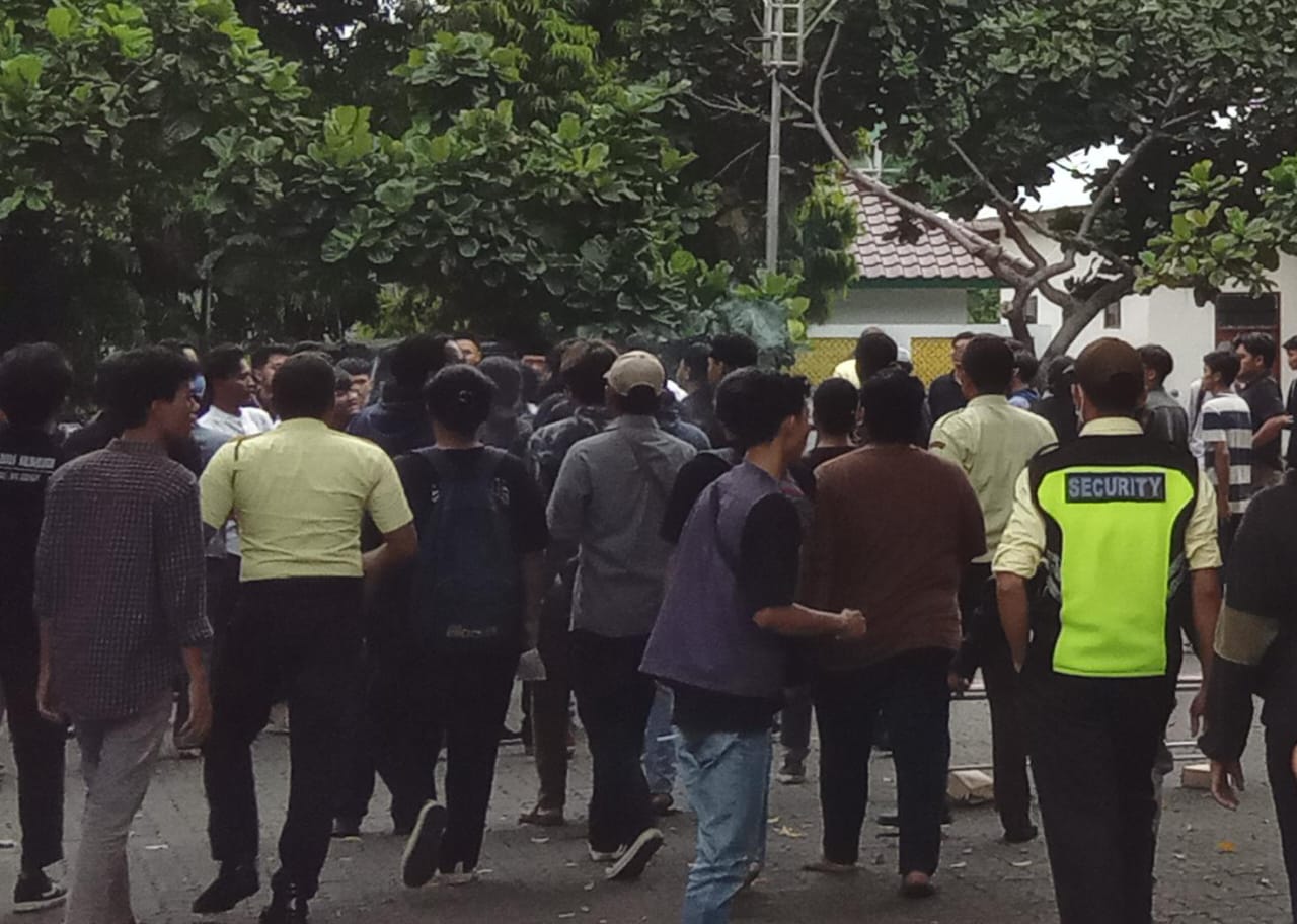 Debat Calon Ketua Dan Wakil Ketua Dema-U Berlangsung Ricuh, Satpam ...