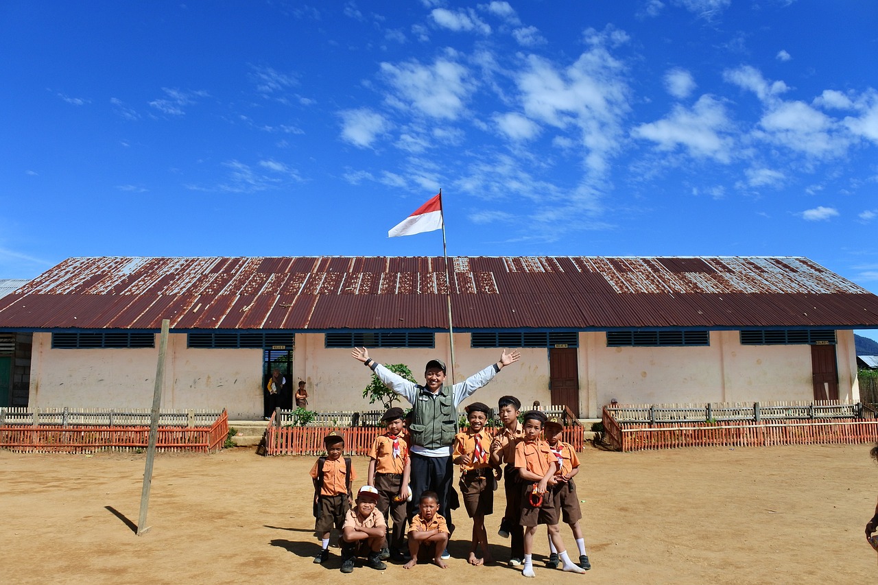 seorang guru di indonesia bersama dengan siswanya (ilustrasi:pixabay/aditiontara)