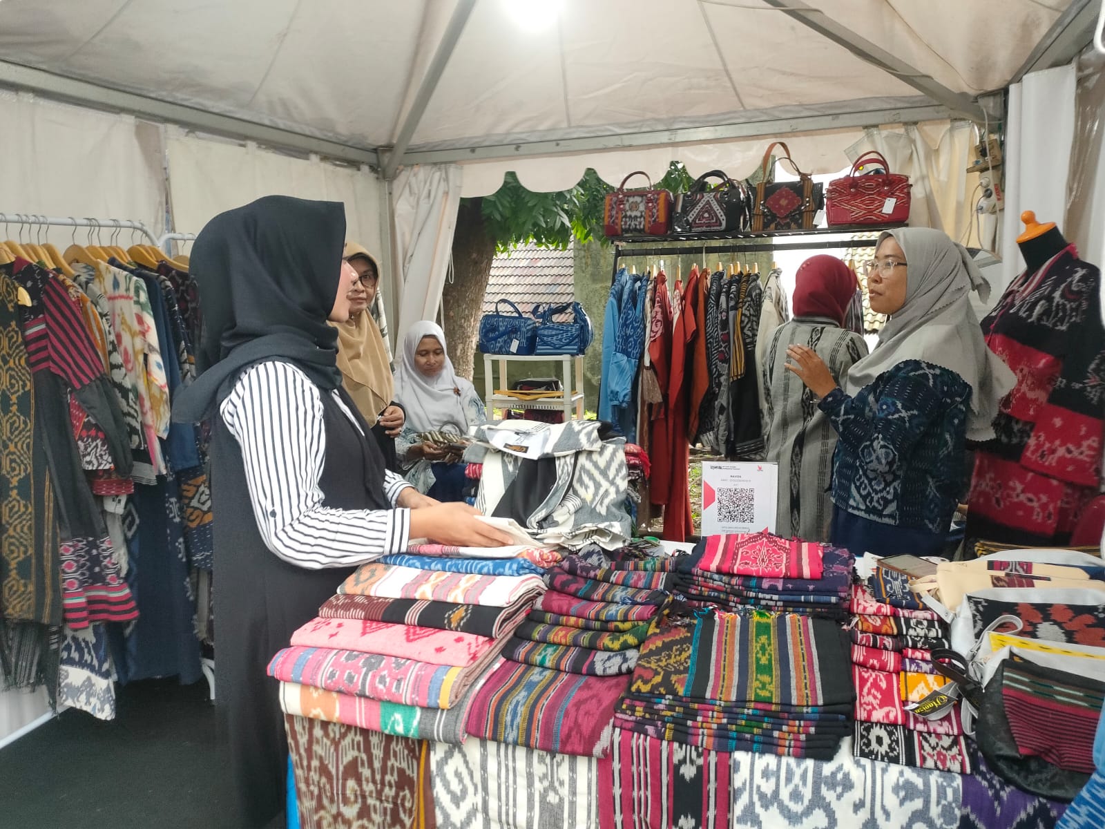 seorang pembeli sedang melihat kain tenun jepara (foto: lpmmissi/abdul)