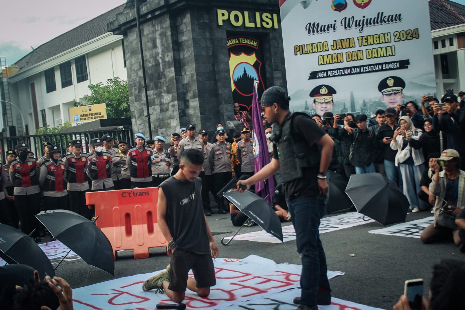 Selanjutnya, muncullah Polisi Baik yang datang ke awak media ataupun konferensi pers, disitulah polisi berlaku baik dengan memberikan klarifikasi, (Foto: lpmmissi.com/Ayu)