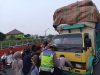 Penilangan yang dilakukan oleh Polisi terhadap sopir truk yang melewati Jalan ngaliyan diluar jam Operasional, Senin (25/11). Poto by Ayu trianasari