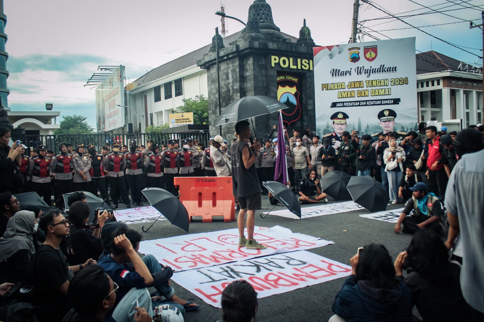 Masa Aksi Kamisan berserta mahasiswa tuntut kejelasan kasus penembakan GRO di Depan Gedung Polda Jateng