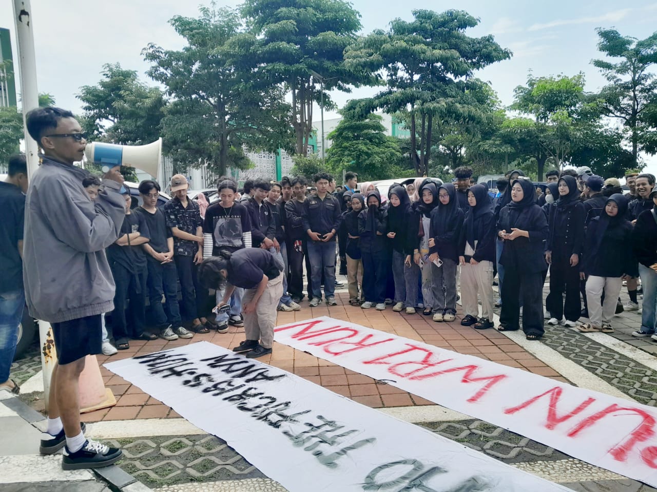 Parade Arak-Arakan Mahasiswa ISAI, Sampaikan Kekecewaan Terhadap Ketidakjelasan Gelar Jurusan ISAI (Dok. Nuril Baiti Amiliah)