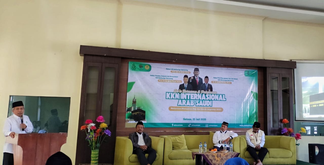 Rektor UIN Walisongo, Nizar Ali, meresmikan pelepasan mahasiswa jurusan Manajemen Haji dan Umroh (MHU) untuk melakukan KKN di Arab Saudi, (22/7)