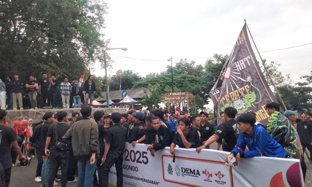 Aksi blokade jalan sebagai bentuk protes UKM Universitas kepada DEMA U doc: lpmmissi.com/ Akbar