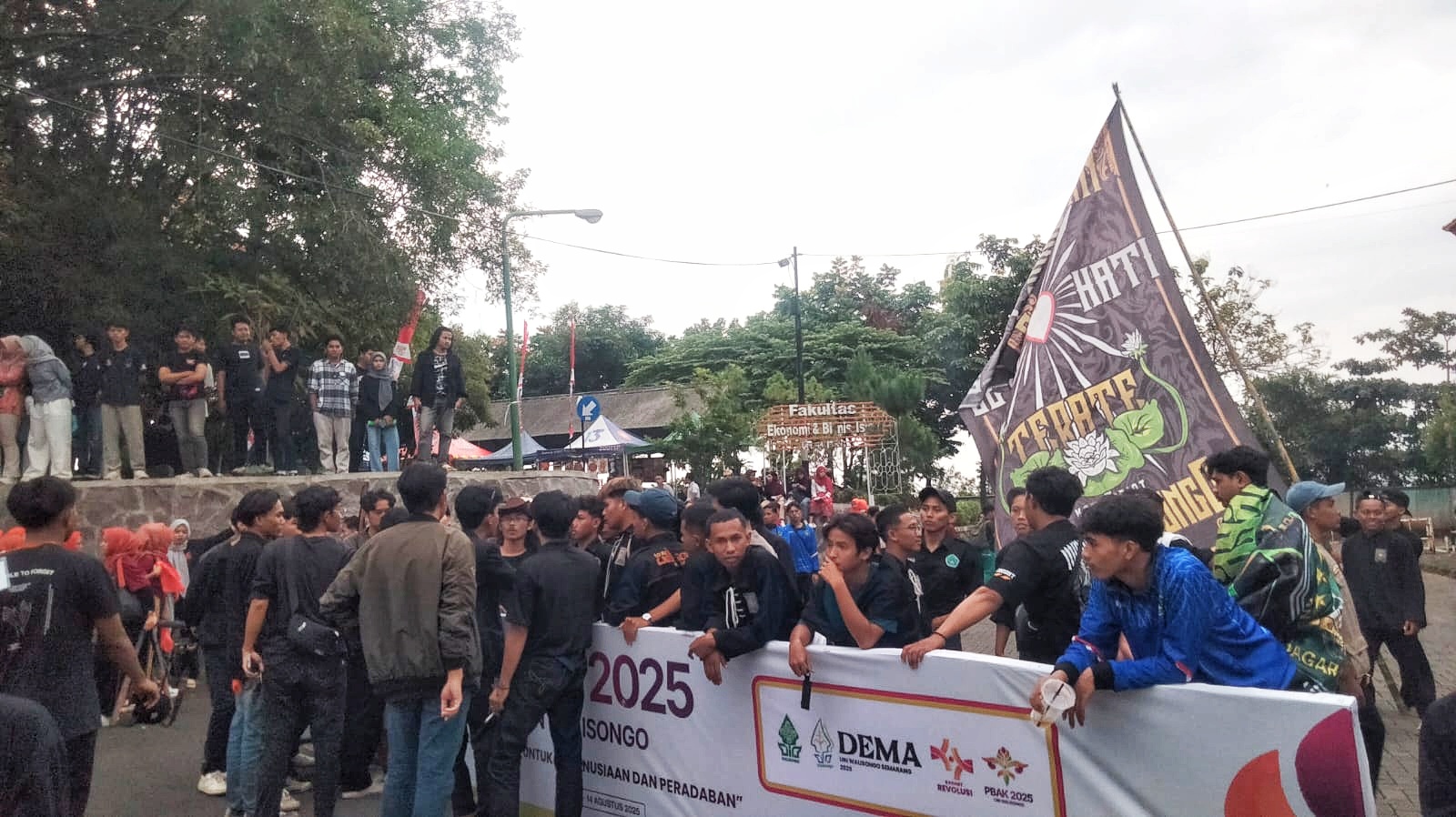 Aksi blokade jalan sebagai bentuk protes UKM Universitas kepada DEMA U doc: lpmmissi.com/ Akbar