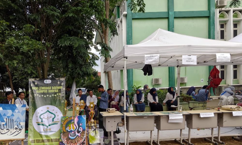 Stand UKM LDK Arofah di Lapangan kampus 3 UIN Walisongo, doc: lpmmissi.com/ Etsa
