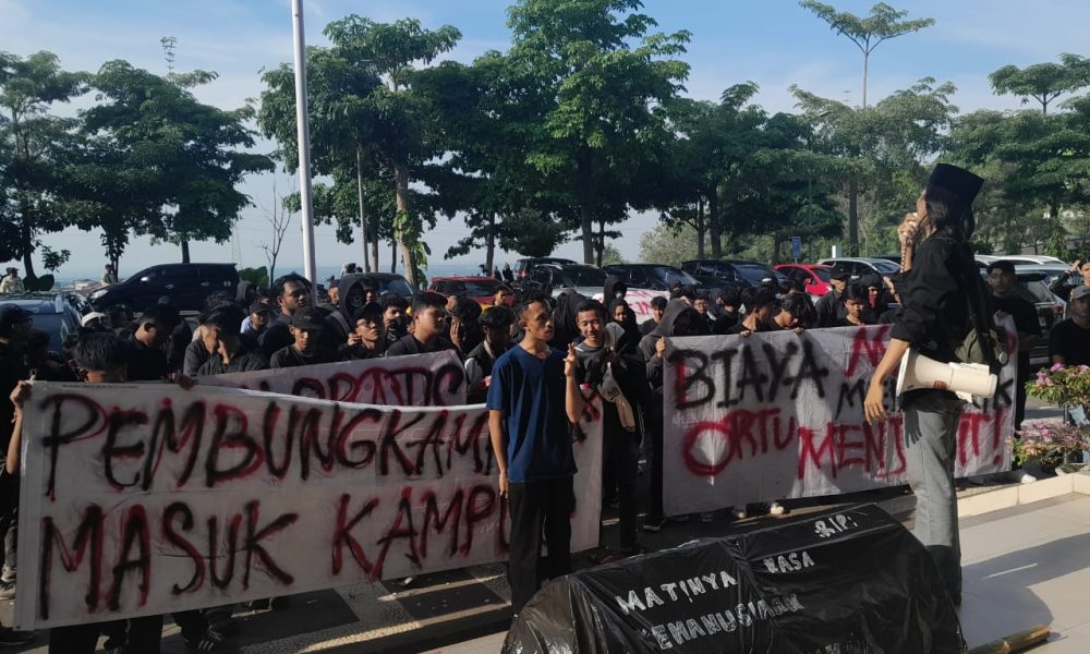 Aksi “UIN Walisongo Cacat, Mahasiswa Melarat” tuntut penghapusan program wajib ma’had di depan Gedung Rektorat UIN Walisongo, doc: lpmmissi.com/ Amel