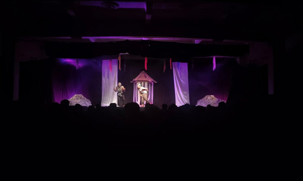 Pementasan naskah 'Lautan Jilbab' oleh KSK Wadas, doc: lpmmissi.com/ Abdul