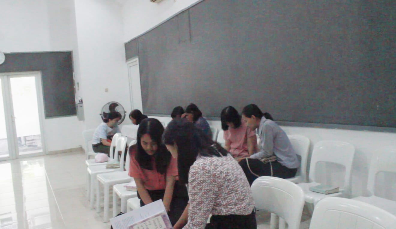 Jemaat memanjatkan doa sebelum kegiatan ibadah selesai di GSJK Tlogosari, Minggu (18/10). doc: lpmmissi. com/Ayu Jemaat memanjatkan doa sebelum kegiatan ibadah selesai di GSJK Tlogosari, Minggu (18/10). doc: lpmmissi.com/Ayu