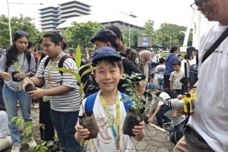 Salah satu peserta aksi Climate Strike serukan dampak krisis iklim (foto: lpmmissi.com/ Ayu)