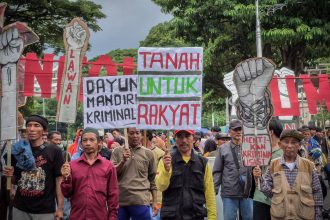 Aksi kelompok tani dan masyarakat perlihatkan atribut perlawanan kriminalisasi Jawa Tengah (foto: lpmmissi.com/ Ayu)