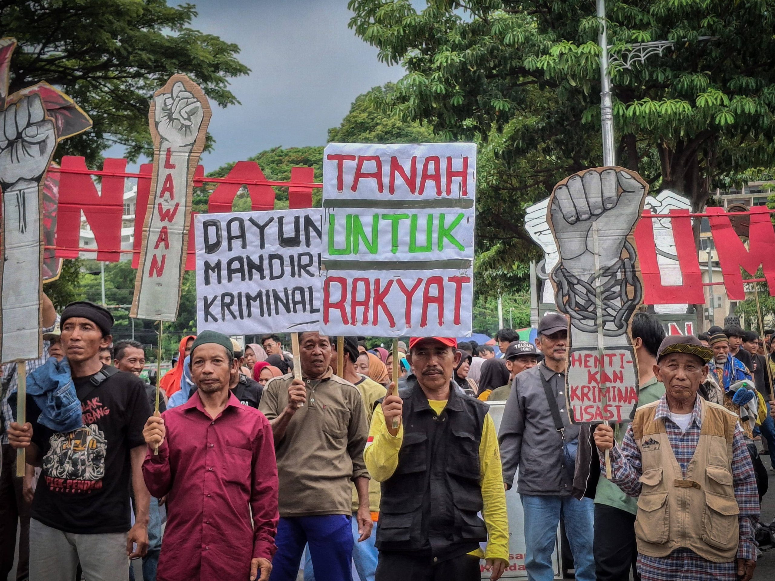 Aksi kelompok tani dan masyarakat perlihatkan atribut perlawanan kriminalisasi Jawa Tengah (foto: lpmmissi.com/ Ayu)