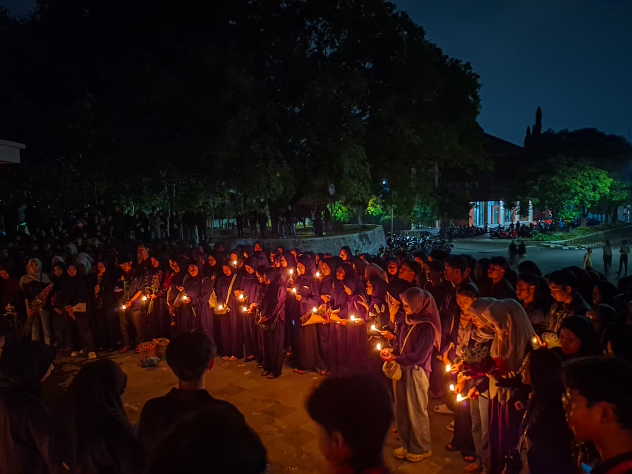 Kegiatan tabur bunga dan doa bersama di landmark UIN Walisongo untuk mahasiswa KKN korban tragedi arus sungai Singorojo (foto: lpmmissi.com/ Ayu)