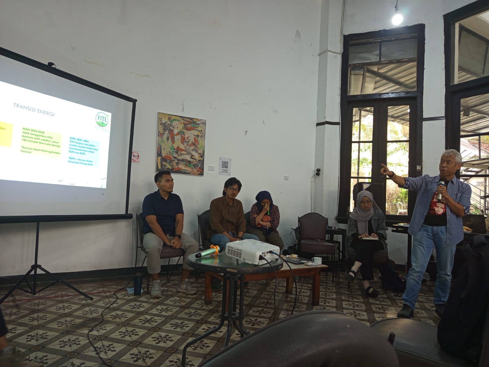 AJI Semarang Gelar Diskusi Publik Bertemakan "Menguak Praktik Transisi Energi Palsu" (foto: lpmmissi.com/ Iklila)