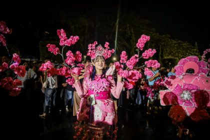 Hujan Badai Tidak Menghentikan Antusias Warga Semarang Menyaksikan Semarang Night Carnival (foto: lpmmissi.com/ Hasan)