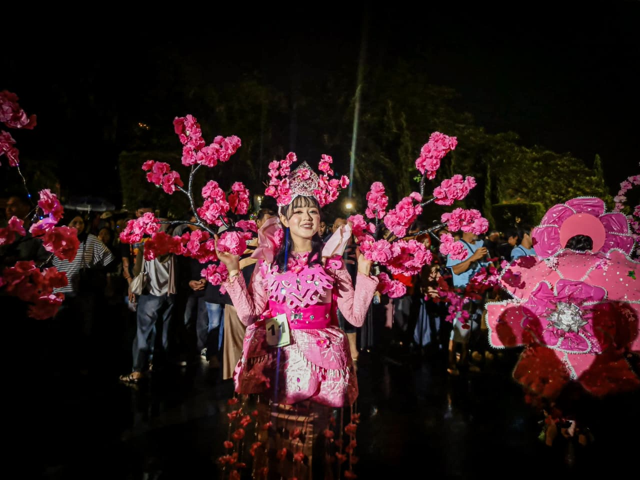 Hujan Badai Tidak Menghentikan Antusias Warga Semarang Menyaksikan Semarang Night Carnival (foto: lpmmissi.com/ Hasan)