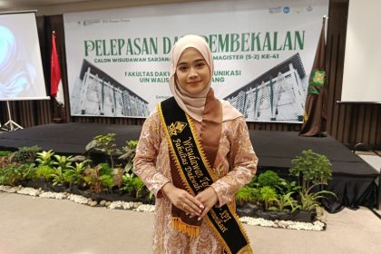 Wisudawan Terbaik KPI FDK Periode-100 yang Selesaikan Skripsi dengan Tenang Lewat Jalur Langit (foto: lpmmissi.com/ Alya)