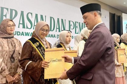 Menjadi Wisudawan Terbaik S2 KPI, Anggita Ingatkan Kalau Pacu Jalur Bukan Sekedar Pariwisata.(foto: UIN Walisongo)