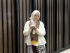 [Wisudawan terbaik] prodi Pengembangan Masyarakat Islam (PMI) UIN Walisongo Semarang, Fairuz Miksalmina, berfoto membawa vandel penghargaan usai prosesi wisuda S1 periode ke-100 di Semarang, Sabtu (23/5). (Foto: LPMMISSI.COM/Dok. Pribadi Fairuz)