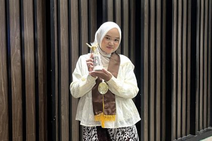 [Wisudawan terbaik] prodi Pengembangan Masyarakat Islam (PMI) UIN Walisongo Semarang, Fairuz Miksalmina, berfoto membawa vandel penghargaan usai prosesi wisuda S1 periode ke-100 di Semarang, Sabtu (23/5). (Foto: LPMMISSI.COM/Dok. Pribadi Fairuz)