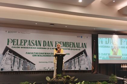 [Wisudawan terbaik] Bimbingan Penyuluhan Islam (BPI) UIN Walisongo, Mita Putri Apriliani saat menyampaikan sambutan dalam acara Pelepasan dan Pembekalan Calon Wisudawan FDK di Semarang, Kamis (21/5). (Foto: LPMMISSI.COM/Shafwa)