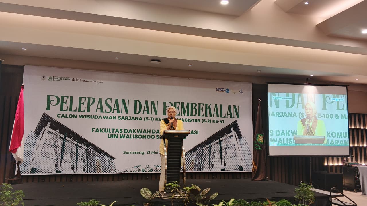 [Wisudawan terbaik] Bimbingan Penyuluhan Islam (BPI) UIN Walisongo, Mita Putri Apriliani saat menyampaikan sambutan dalam acara Pelepasan dan Pembekalan Calon Wisudawan FDK di Semarang, Kamis (21/5). (Foto: LPMMISSI.COM/Shafwa)