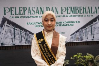 [Wisudawan terbaik] jurusan Manajemen Dakwah (MD) UIN Walisongo Semarang, Kusnul Khotimah, saat menghadiri acara Pelepasan dan Pembekalan Calon Wisudawan FDK periode ke-100 di Semarang. (Foto: LPMMISSI.COM/Dok. Pribadi)