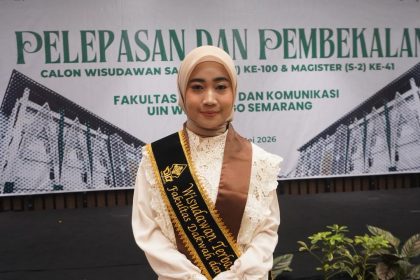 [Wisudawan terbaik] jurusan Manajemen Dakwah (MD) UIN Walisongo Semarang, Kusnul Khotimah, saat menghadiri acara Pelepasan dan Pembekalan Calon Wisudawan FDK periode ke-100 di Semarang. (Foto: LPMMISSI.COM/Dok. Pribadi)