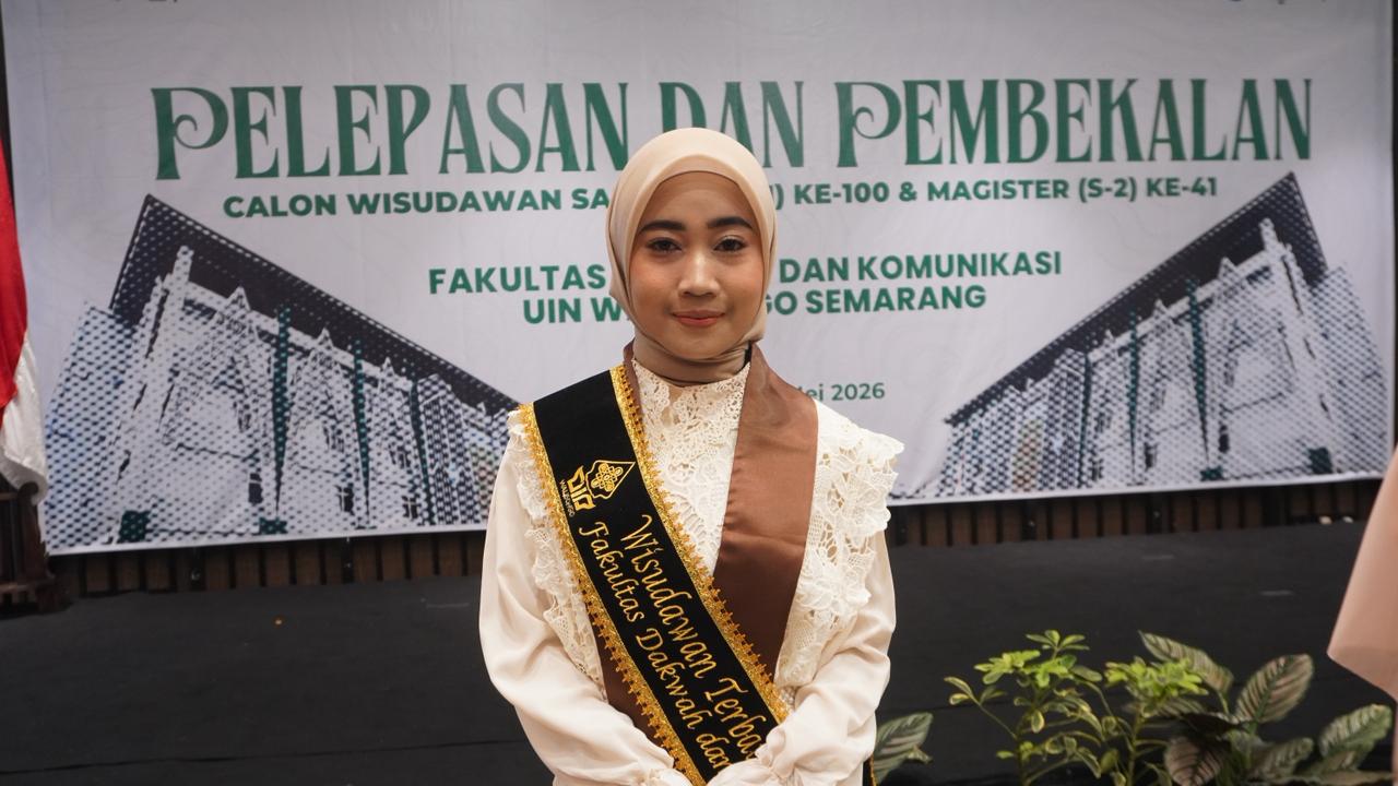 [Wisudawan terbaik] jurusan Manajemen Dakwah (MD) UIN Walisongo Semarang, Kusnul Khotimah, saat menghadiri acara Pelepasan dan Pembekalan Calon Wisudawan FDK periode ke-100 di Semarang. (Foto: LPMMISSI.COM/Dok. Pribadi)