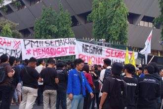 Aksi unjuk rasa ratusan kader PMII Semarang menggugat jalannya pemerintahan Prabowo-Gibran