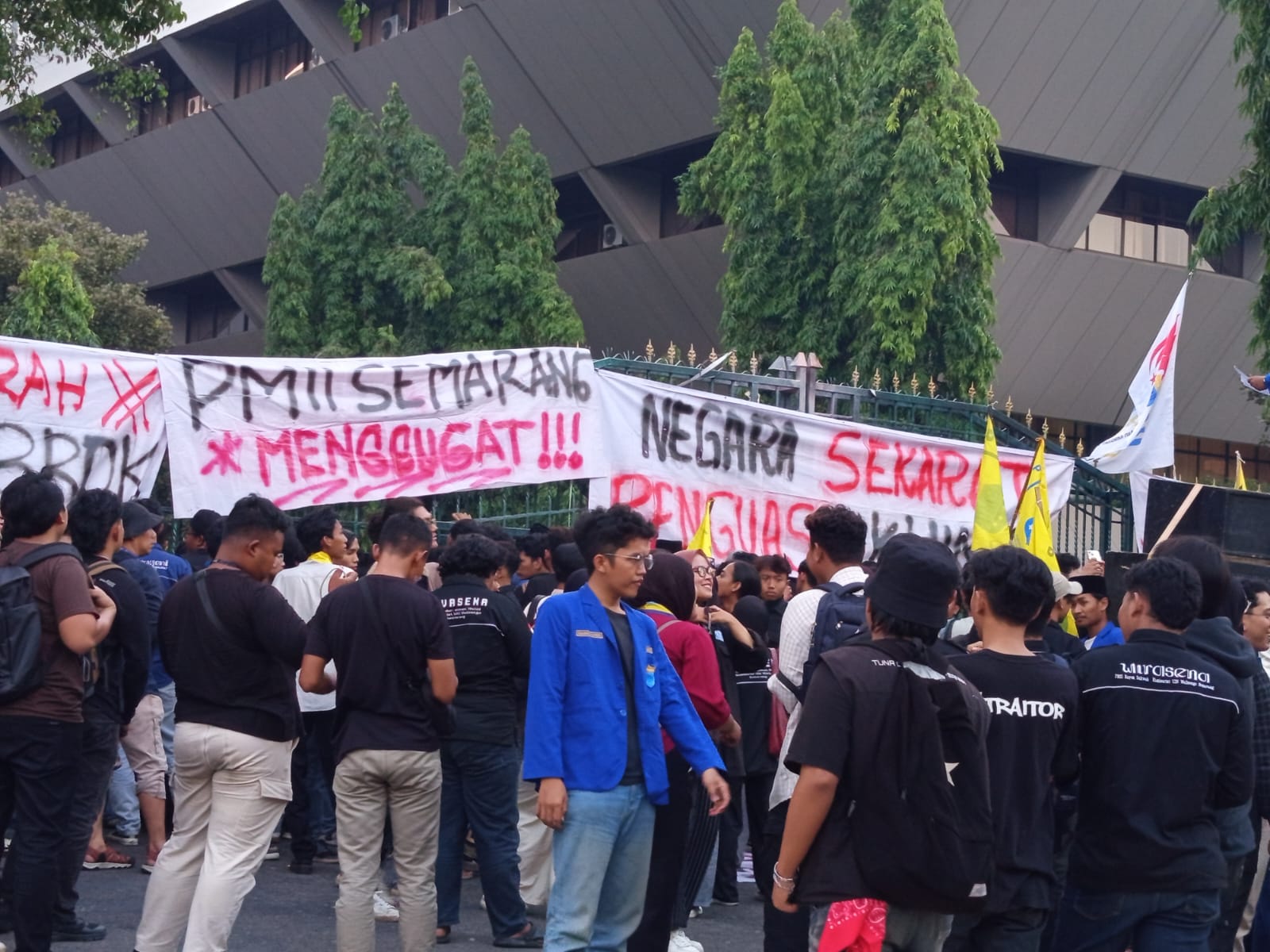 Aksi unjuk rasa ratusan kader PMII Semarang menggugat jalannya pemerintahan Prabowo-Gibran