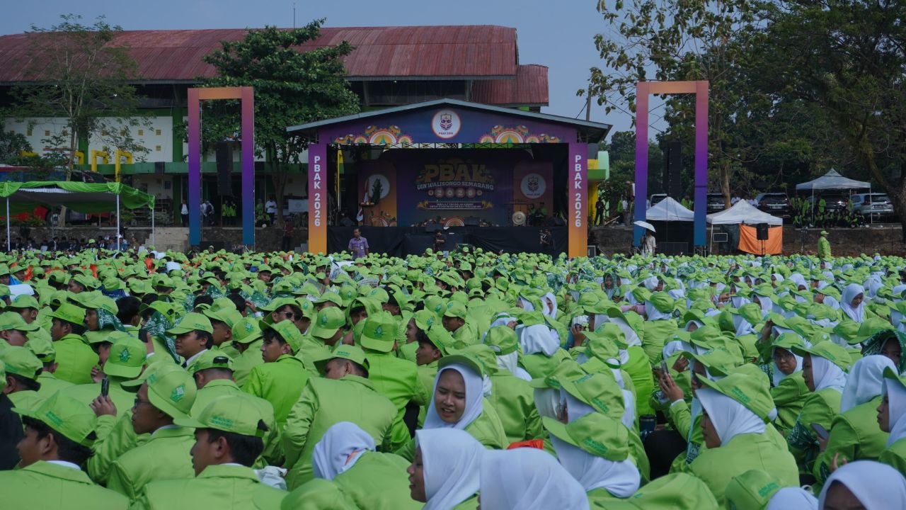 Sebanyak 4.623 mahasiswa baru UIN Walisongo Semarang dari sembilan fakultas resmi mengikuti pembukaan Pengenalan Budaya Akademik dan Kemahasiswaan (PBAK) 2026 di lapangan utama UIN Walisongo Semarang. (Foto: LPMMISSI.COM/Etsa)