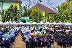 Suasana ribuan mahasiswa baru yang berbaris rapat di lapangan dalam kegiatan PBAK UIN Walisongo Semarang. (Foto: LPMMISSI.COM/Danish)