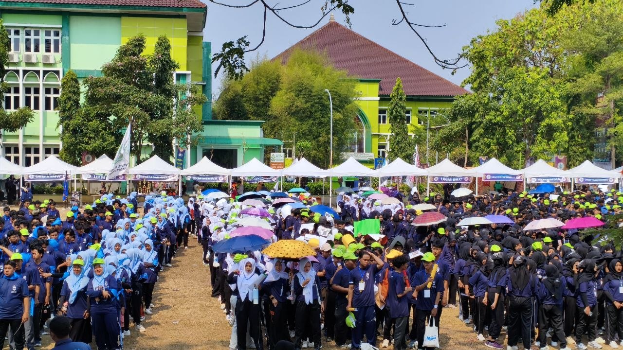 Suasana ribuan mahasiswa baru yang berbaris rapat di lapangan dalam kegiatan PBAK UIN Walisongo Semarang. (Foto: LPMMISSI.COM/Danish)
