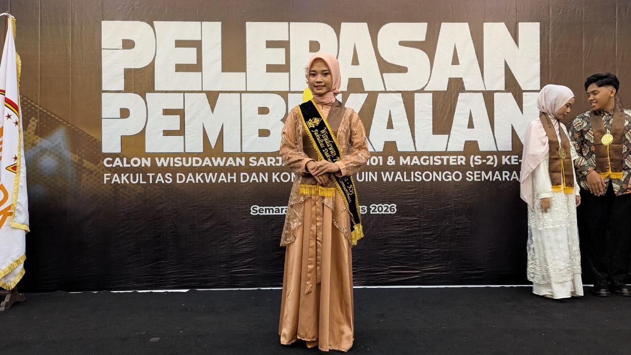 Rima Mar’atus Solekha Wisudawan Terbaik KPI FDK Periode-101 (foto: lpmmissi.com/ dok.pribadi)