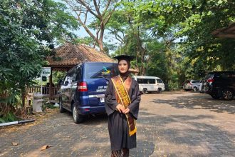Nurina Zain wisudawan terbaik UIN Walisongo Semarang (foto: lpmmissi.com/ dok.pribadi)