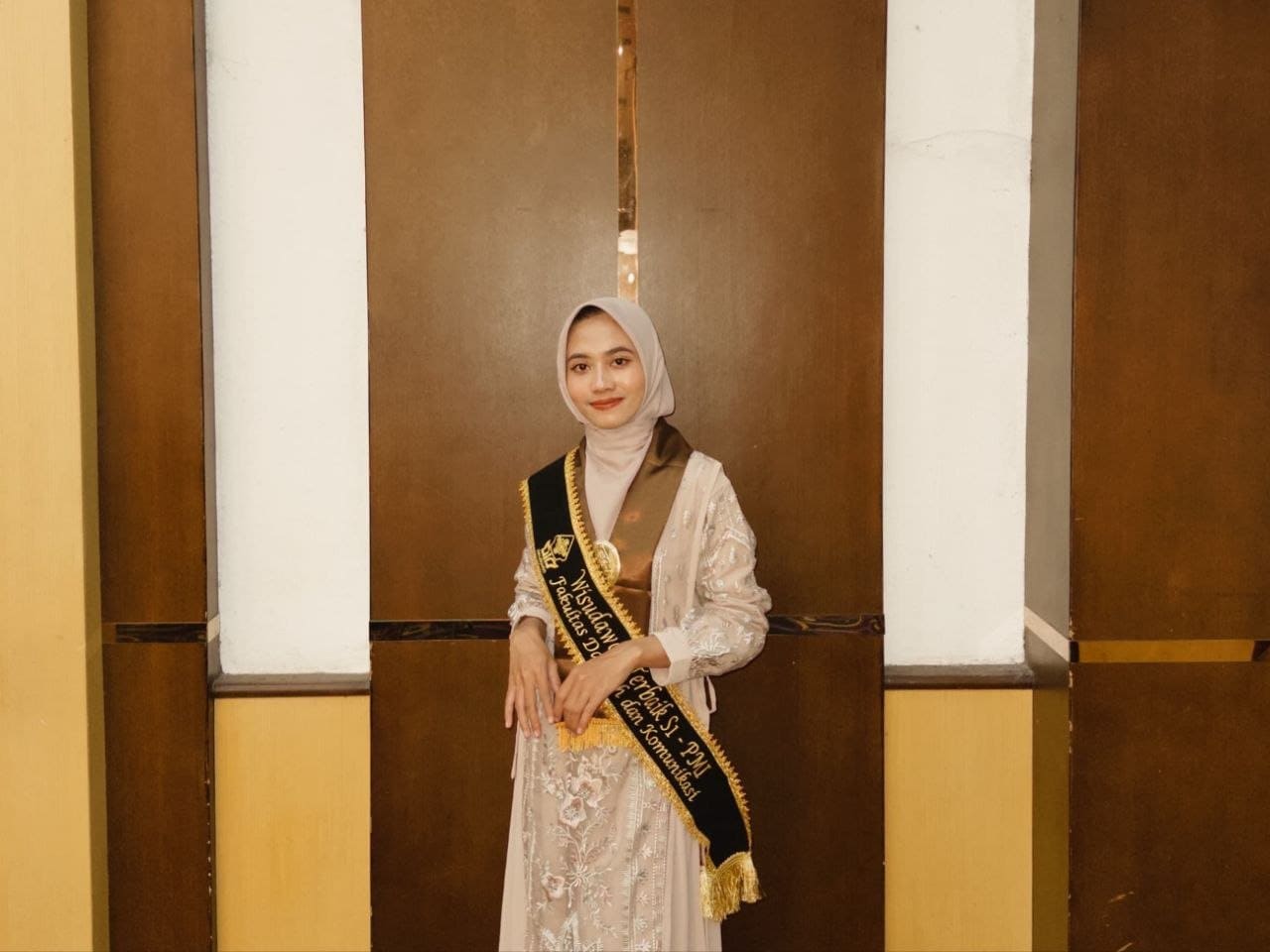 Dhini Wahyu Ningtyas, wisudawan terbaik PMI UIN Walisongo Semarang (foto: lpmmissi.com/ dok.pribadi)