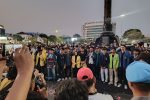 Ratusan mahasiswa dari BEM Semarang Raya berorasi di depan barikade kepolisian di Jalan Pemuda, Semarang, Rabu (26/8). (foto: lpmmissi.com/ Alfin)