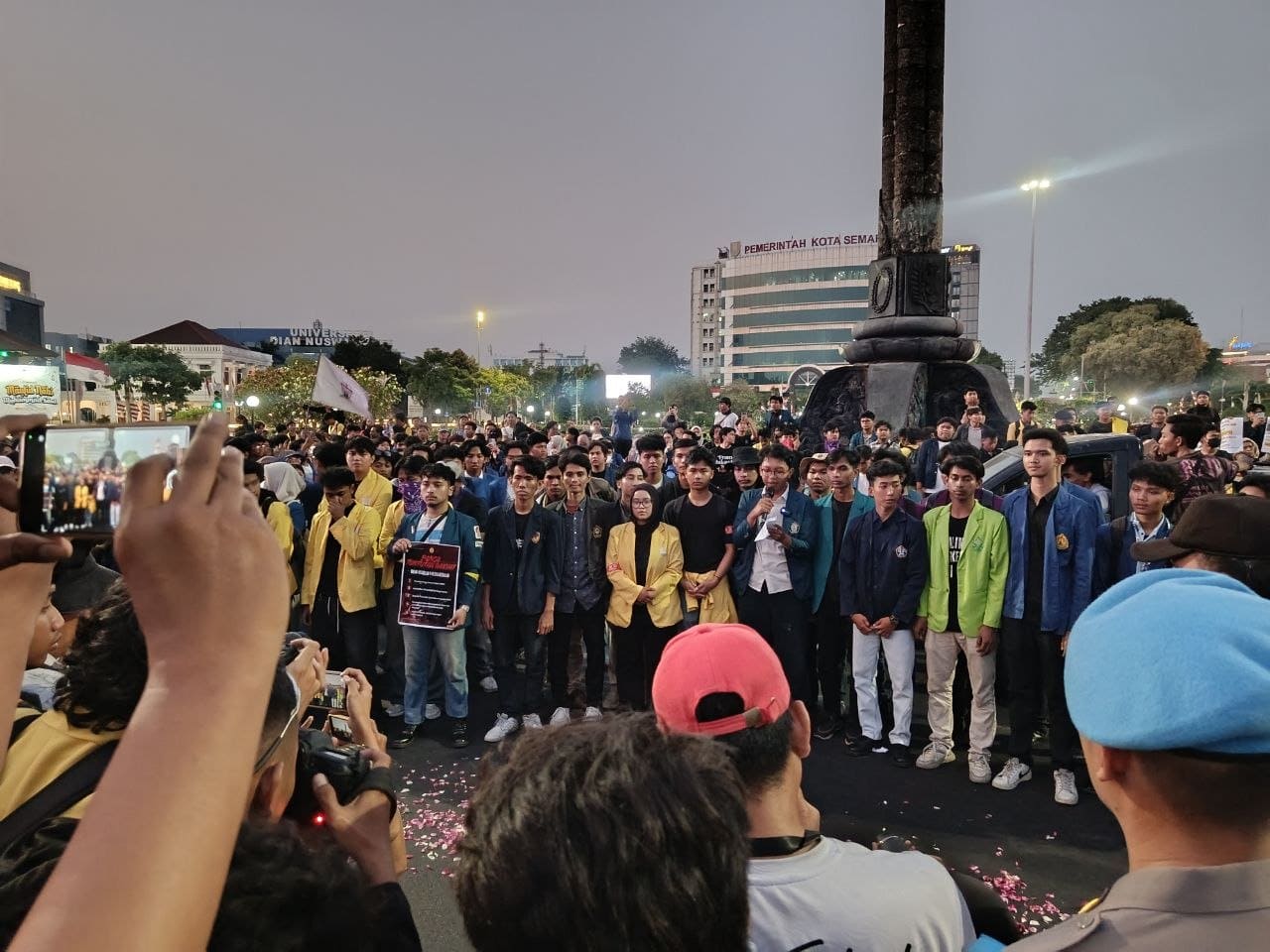 Ratusan mahasiswa dari BEM Semarang Raya berorasi di depan barikade kepolisian di Jalan Pemuda, Semarang, Rabu (26/8). (foto: lpmmissi.com/ Alfin)