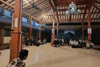 Perwakilan Mahasiswa Lintas Fakultas di Pendopo FEBI, Jumat (4/9). (foto: lpmmissi.com/ Etsa)
