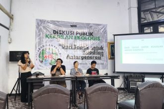WALHI Jawa Tengah menggelar diskusi publik bertajuk "Keadilan Ekologis: Dari Tapak untuk Keadilan Antargenerasi" guna membedah krisis pesisir Pantura, di Pringsewu, Kota Lama Semarang, Sabtu (19/9/2026). (Foto: LPMMISSI.COM/Hanifah Shabrina)