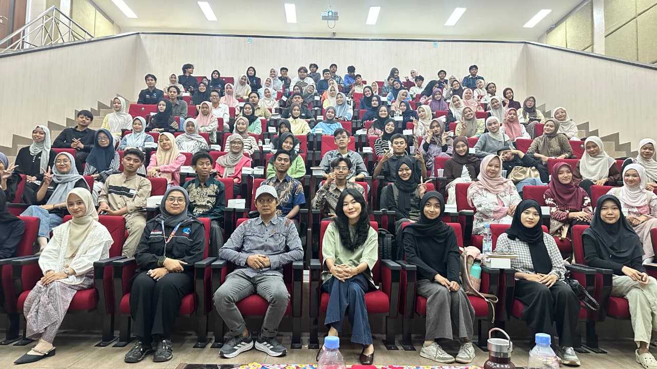 Mahasiswa mengikuti Seminar Ta'aruf LPM Missi yang membahas isu lingkungan bersama WALHI Jawa Tengah (26/09). (Foto: LPMMISSI.COM/doc. pribadi)