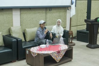 Founder @wisatasemarang Ahmad Munif dalam Seminar Ta'aruf LPM MISSI (26/09) (Foto: LPMMISSI.COM/doc. pribadi)