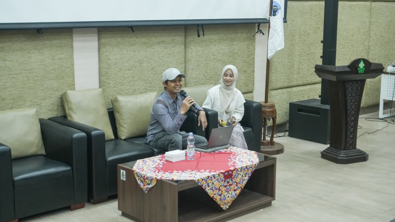 Founder @wisatasemarang Ahmad Munif dalam Seminar Ta'aruf LPM MISSI (26/09) (Foto: LPMMISSI.COM/doc. pribadi)